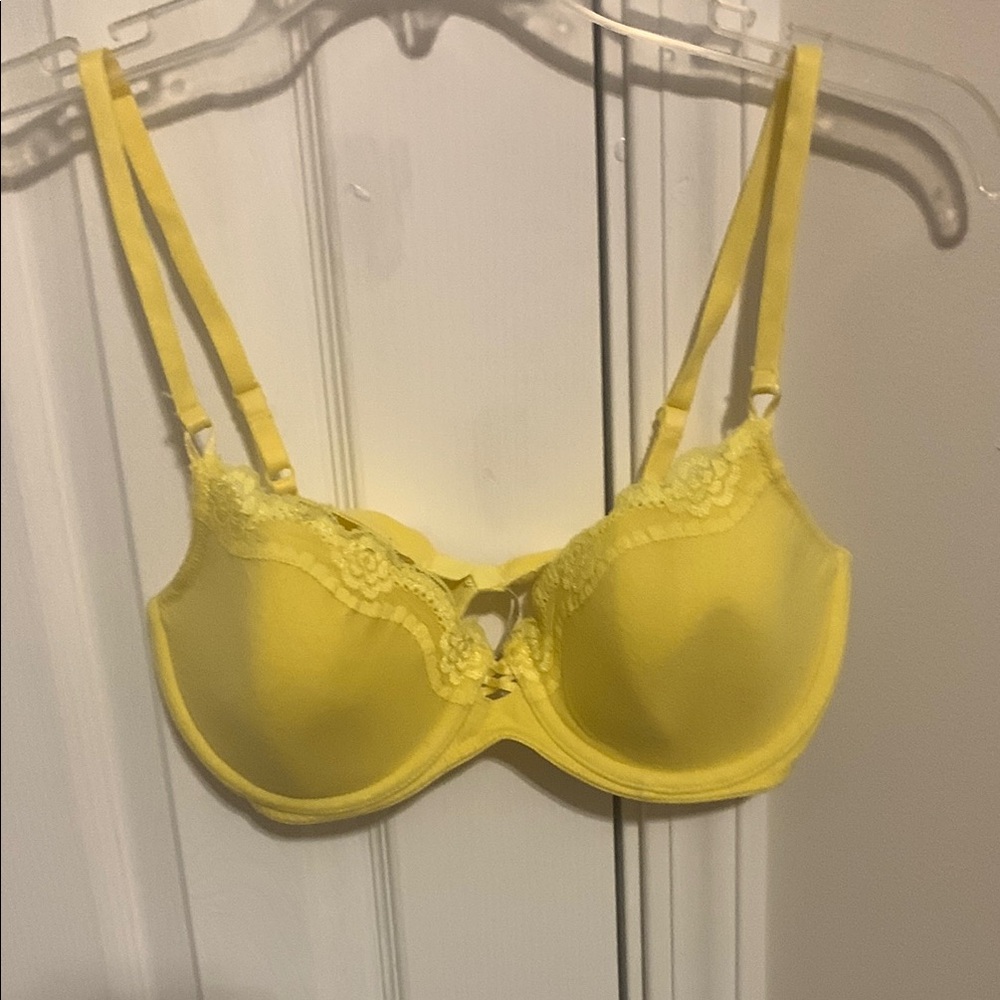 Vassarette Yellow Underwire Bra with Lace Trim